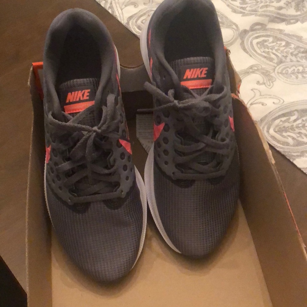 BRAND NEW women’s Nike
